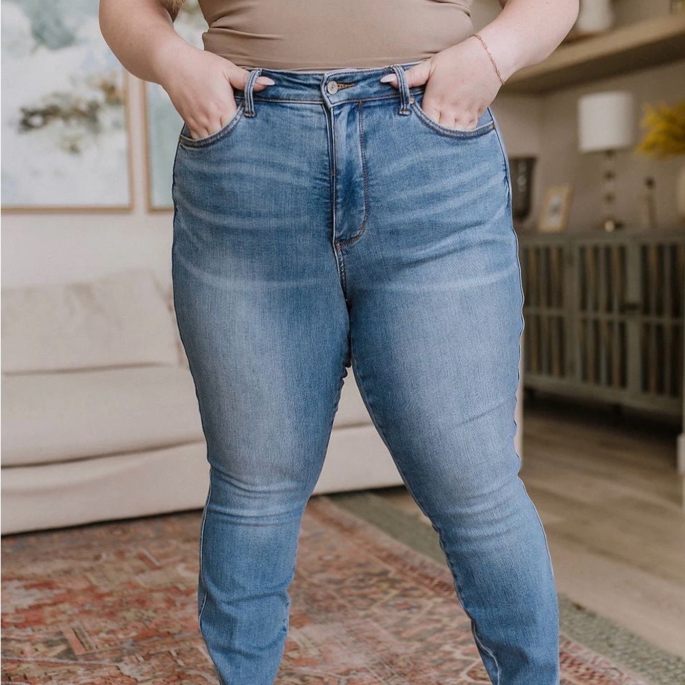 Judy Blue Tummy Control and Butt Lifting Triple Threat Skinny Jeans- 11/30 - Picture 10 of 16